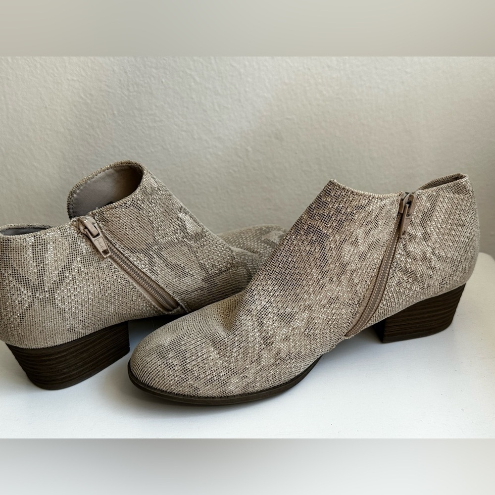 Size 6.5 Used Snake Print Ankle Boots Womens Astonishing Cream Almond Toe Boot - Picture 5 of 6